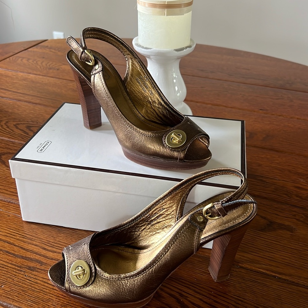 COACH Antig Gold heel, size 9B